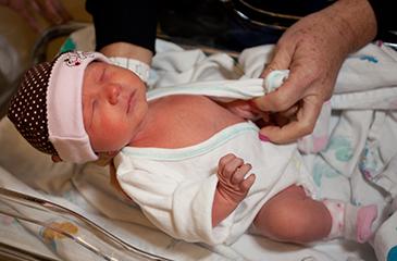 一个新生婴儿在医院的育婴室里被保温.